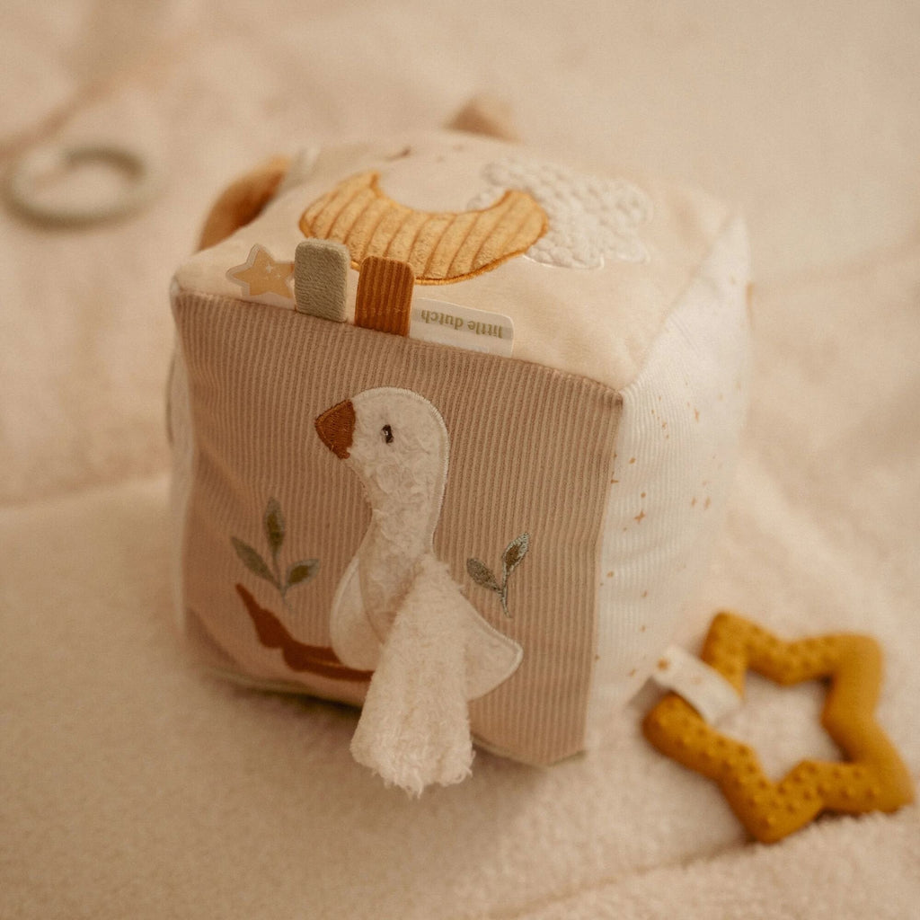 Little Dutch Activity Cube Newborn Naturals texture detail