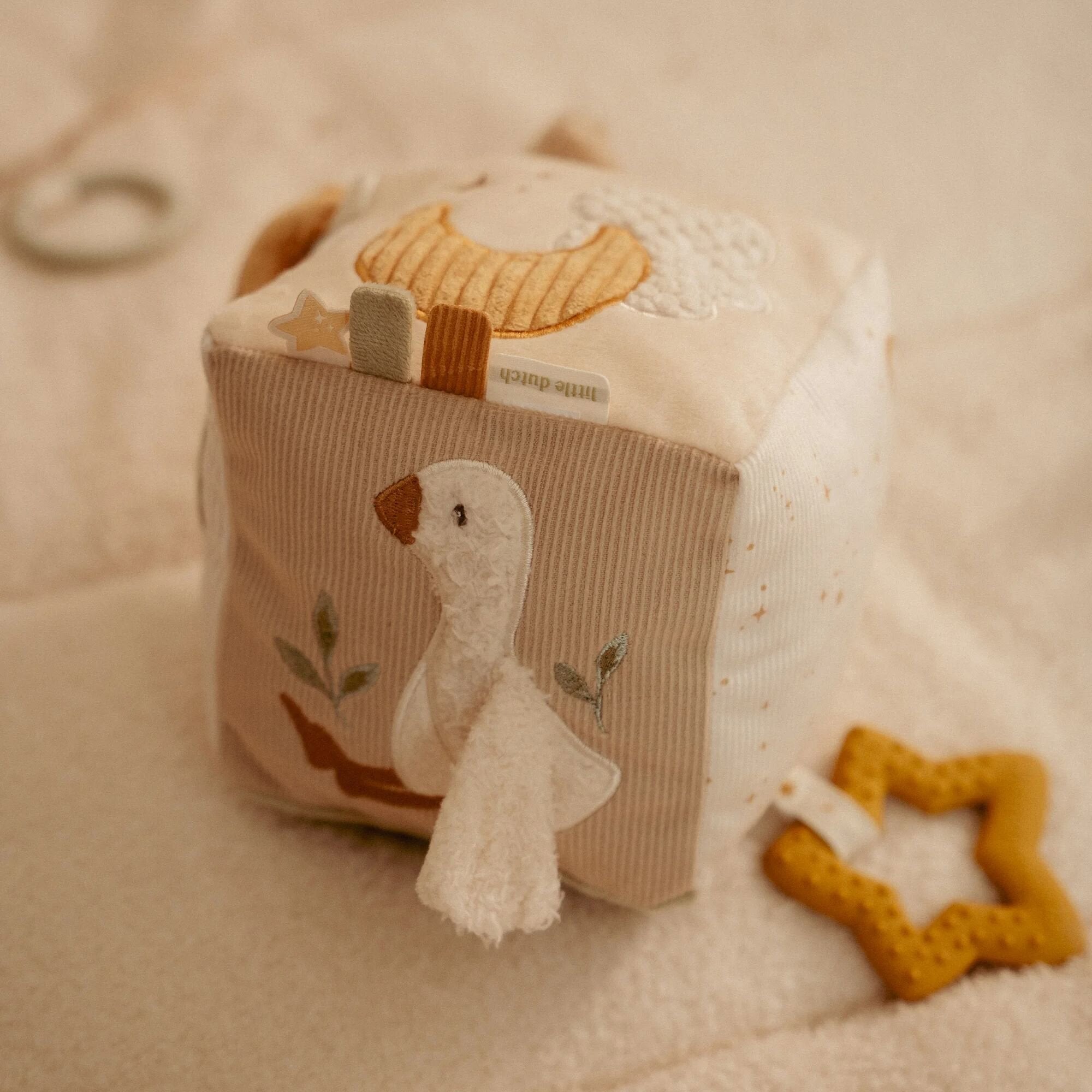 Little Dutch Activity Cube Newborn Naturals texture detail