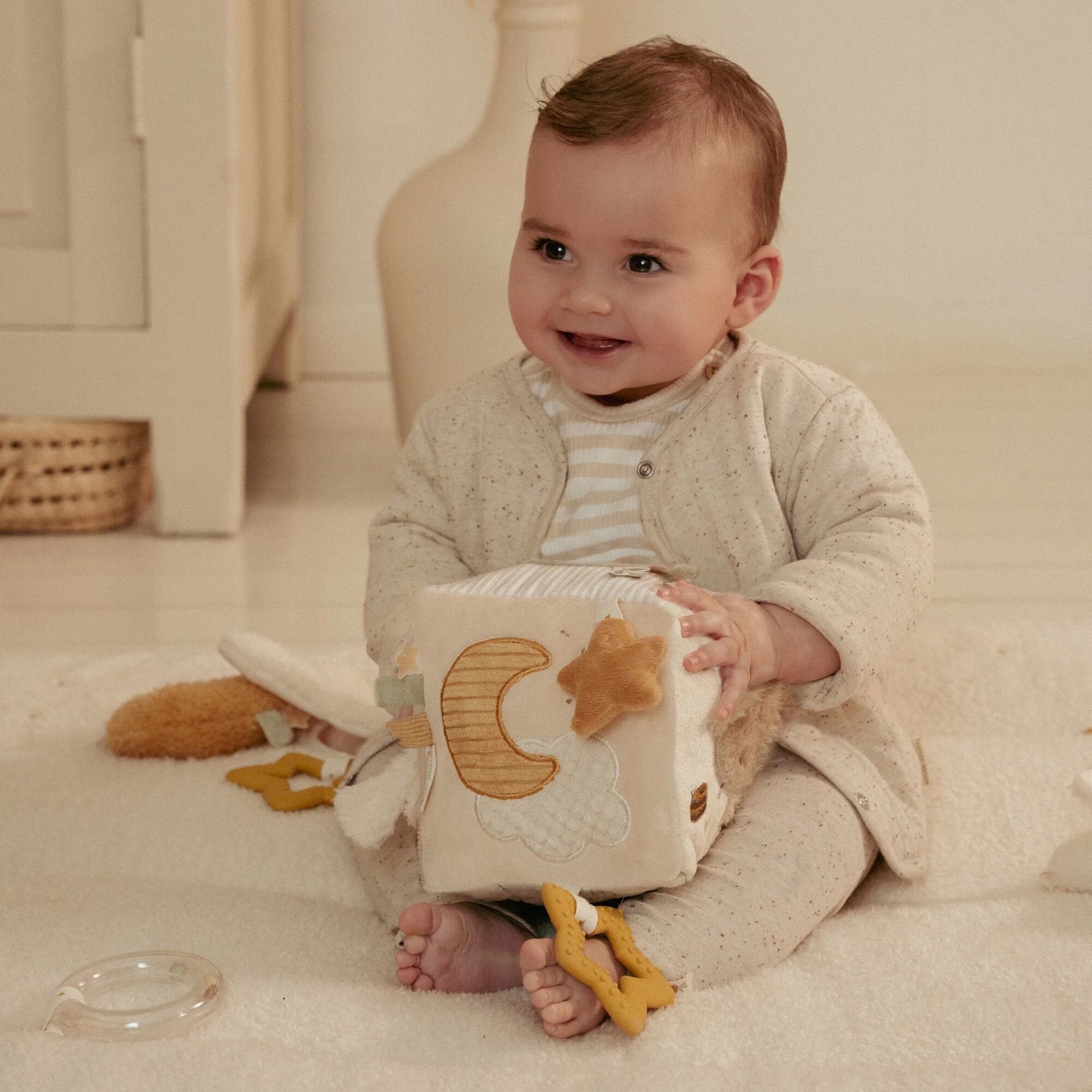 Little Dutch Activity Cube Newborn Naturals side detail