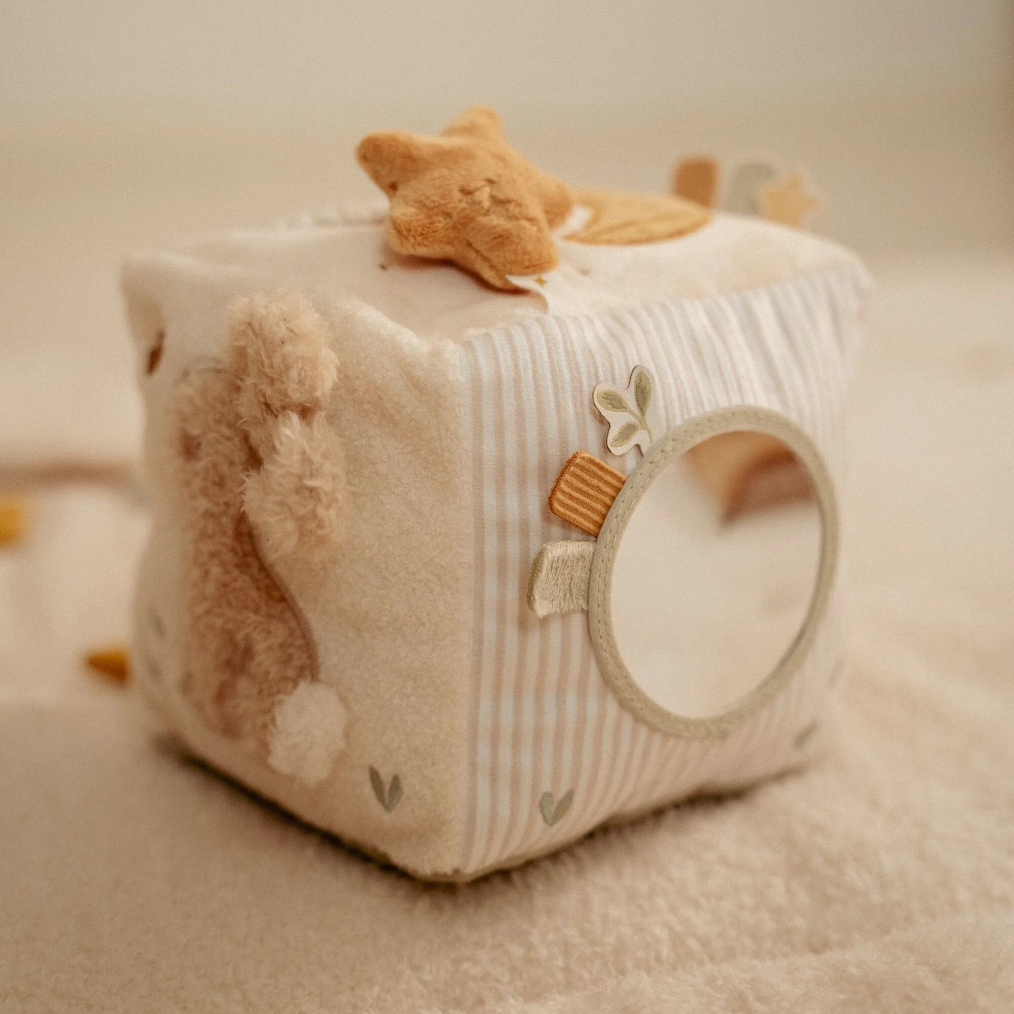 Little Dutch Activity Cube Newborn Naturals lifestyle