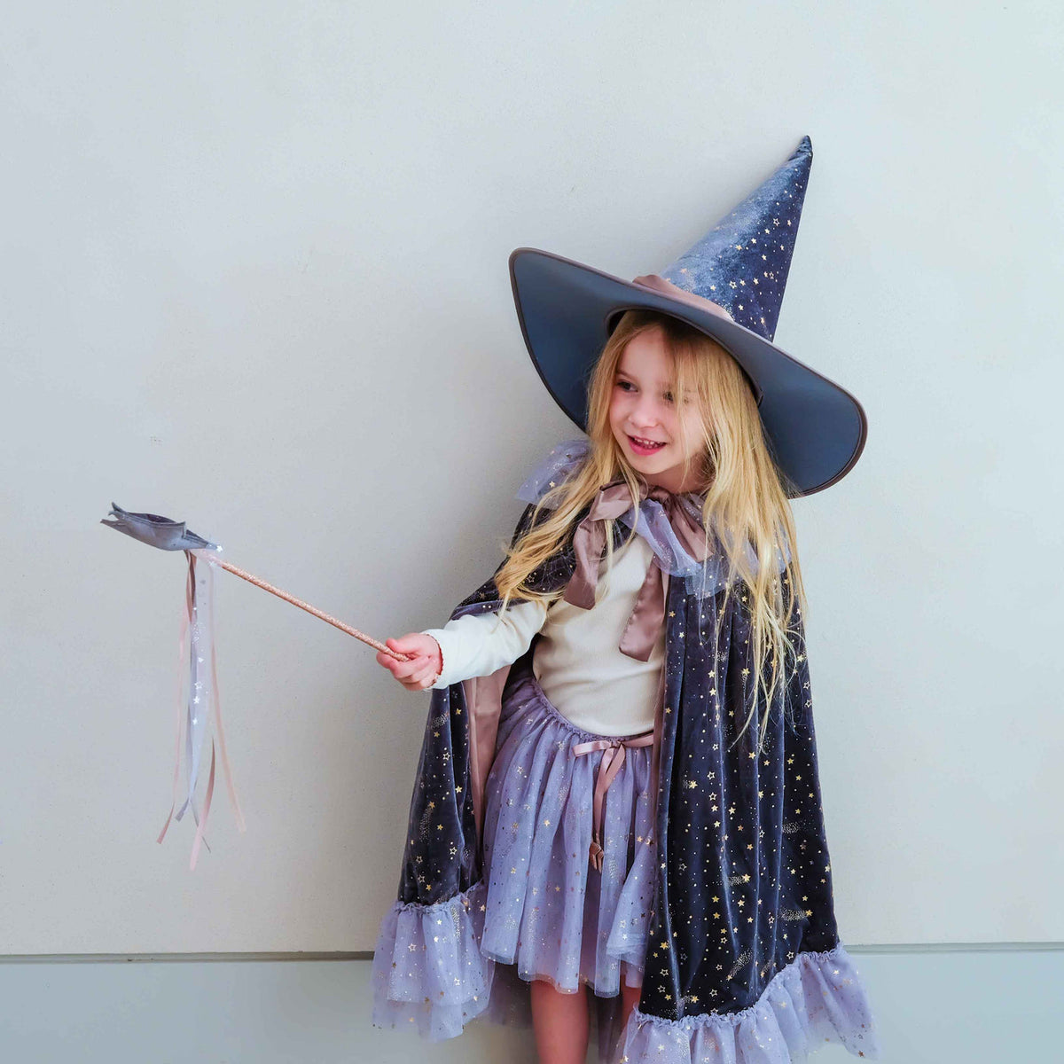 Mimi & Lula Griselda grey velvet star wand for kids' dress-up – image 4