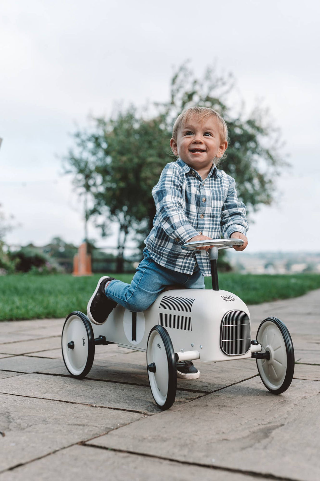 Vilac off white metal ride-on car, vintage-style kids' ride-on toy, Hippychick